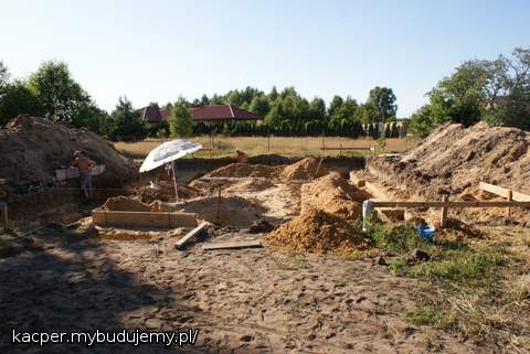 my kopiemy ławy a córka w piasku pod parasolem - plaża