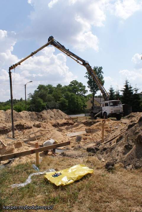 wylewanie ław. Niby pompa wypstryka beton, nic bardziej mylnego, kawał roboty i wysiłku w warunkach chlapiącego wszędzie betonu !