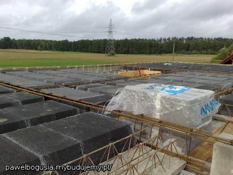 Ściany gotowe, strop tylko zalać.