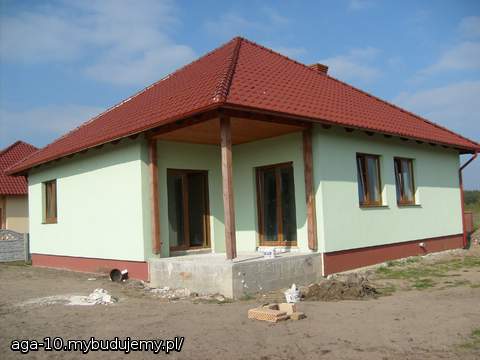 i od tyłu, w sypialni zamurowane jedno okno zostały tylko drzwi tarasowe