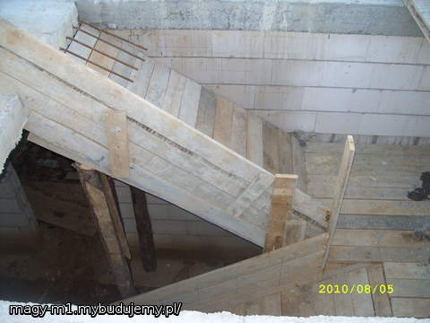 ZACZĘTE SCHODY DO PIWNICY