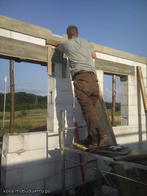 ukladanie desek wokol scian