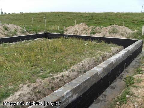 inna strona fundamentów stajni