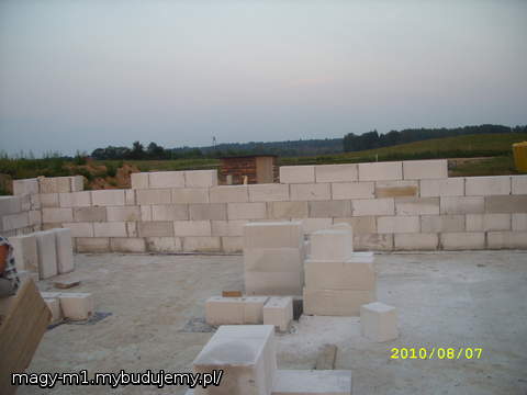 DZIURKI NA OKNA ;)ROSNĄ