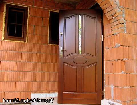 Drzwi wejściowe. Wyglądają jak wejście do szafy... gdańskiej, nie?