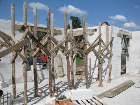 Pierwsze stemple już stoją