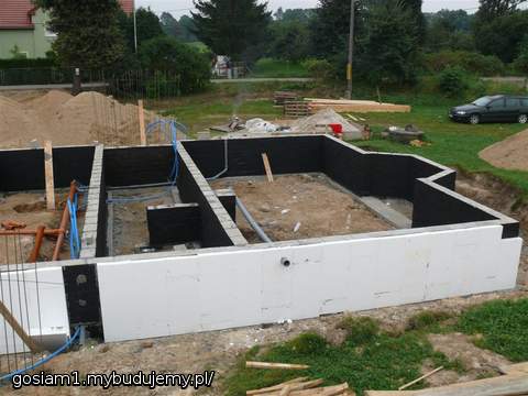 13-08-2010 - Izolacja fundamentów i wykonanie przepustów