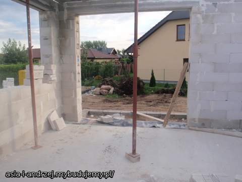 Jeszcze troszkę i będzie pięterko.    ....salonik i ogród zimowy...