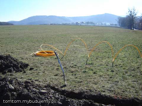 wykop przygotowany do położenia rury