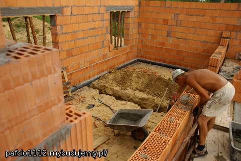 Pan Krzysiu, pierwsze skrzypce na budowie. Chudy, ale byk