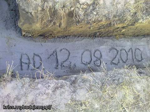 No i ławy wylane. Jak na razie idzie b. dobrze.