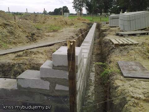 A oto najdłuższa ściana w Naszym domku ,niecałe 16 m.  :))