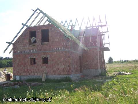 5 - na dole dwa okienka małe z garażu, u góry dwa okna z pokoju nad garażem