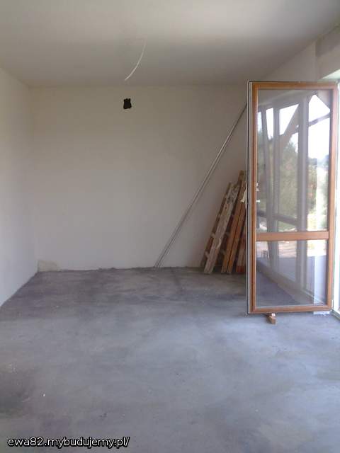 A tu posadzka w salonie i gładzie na ścianach.