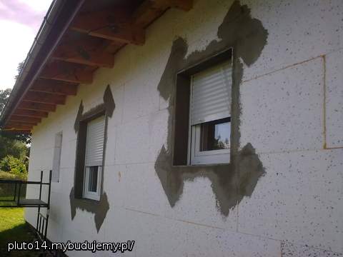 Przyklejanie kątowników przy oknach