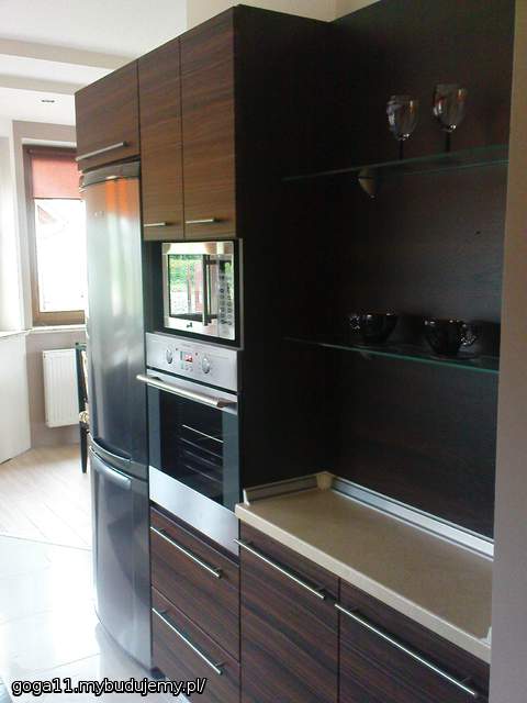 lodówka na ścianie przylegającej do salonu