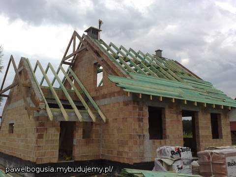 Kominy gotowe, deskowanie czas zacząć.