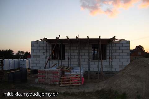 Widok na kuchnię, pokój i balkon