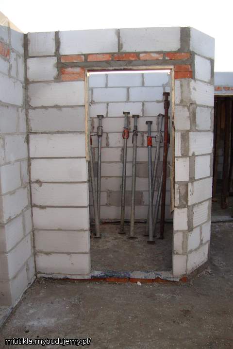 Łazienka na parterze  (delikatnie ścięty róg ścianki działowej)