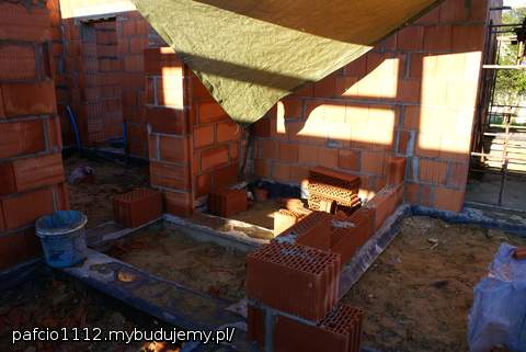 A to klop podręczny dla gości, przesunęliśmy troszeczkę ścianki i będzie kabinka z natryskiem. A co, jak szaleć to szaleć