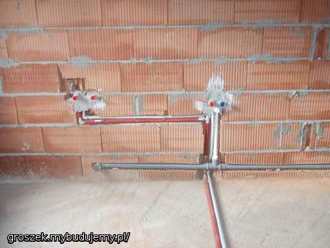 Rurek w gornej lazience co niemiara.