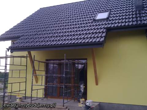 A tu okno w salonie no i piękna żółciutka ściana.