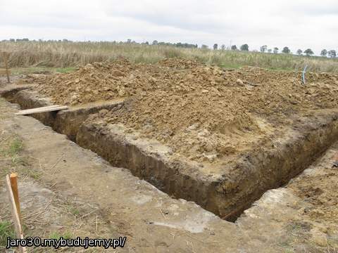 Kopanie ław fundamentowych.