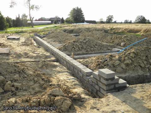 Murowanie ścian fundamentowych.