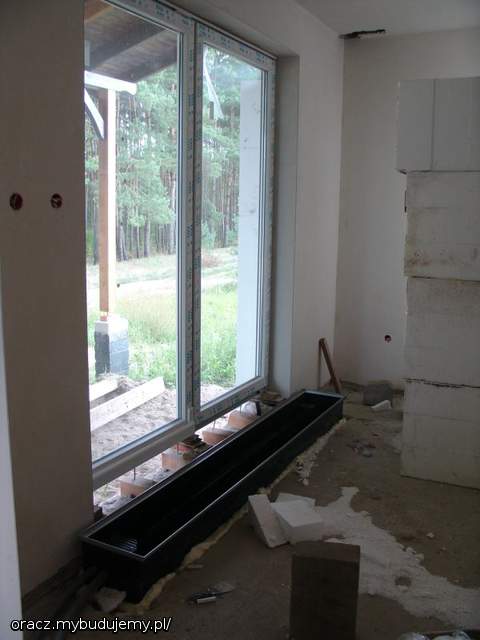 zdecydowaliśmy się na grzejnik kanałowy w salonie. wygląda i kosztuje extra!