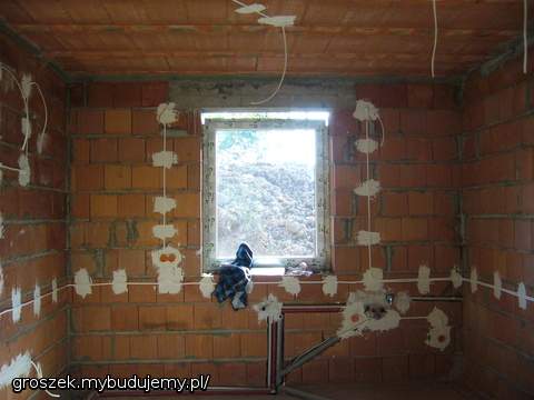 Instalacje elektryczne i wodne sa juz gotowe.