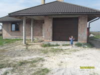 domek - w środku tynki i elektryka zrobiona  czas na centralne