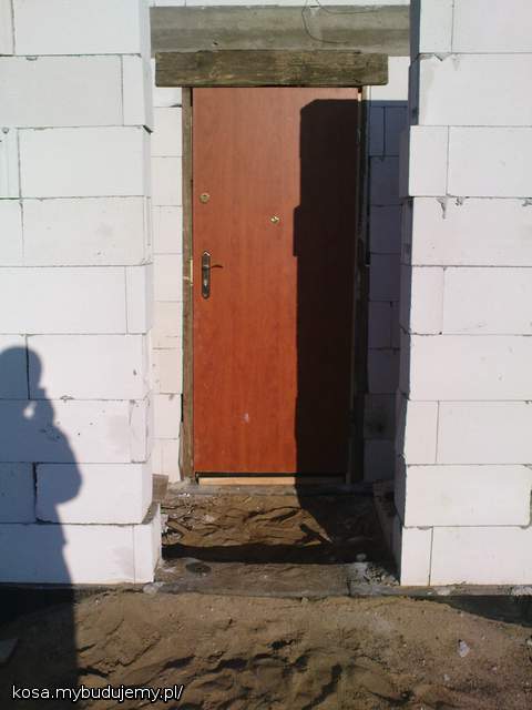 wstawione tymczasowe drzwi, zeby reszty okien gornych ktos sobie nie przypodobal