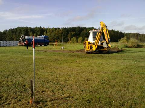dziś były nawet trzy ekipy: geodeta, koparka i transport pustaków