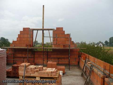 Murowanie poddasza - sierpień 2010