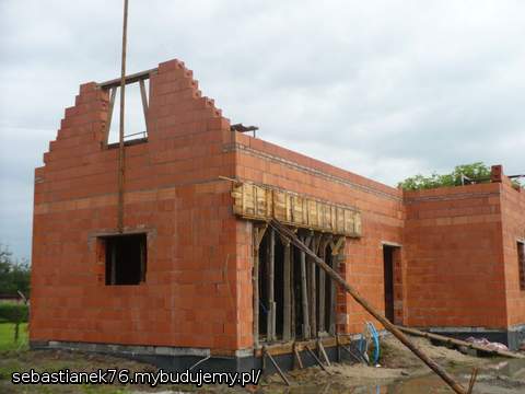 Murowanie poddasza - sierpień 2010