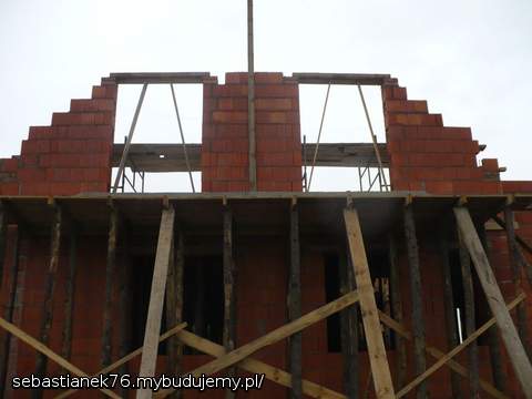 Murowanie poddasza - sierpień 2010