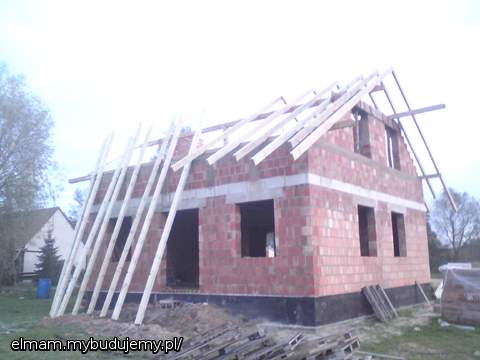 Nareszcie! Zaczynamy dach - początki więźby już widać