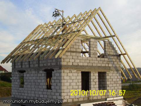pierwszy dzień budowy dachu