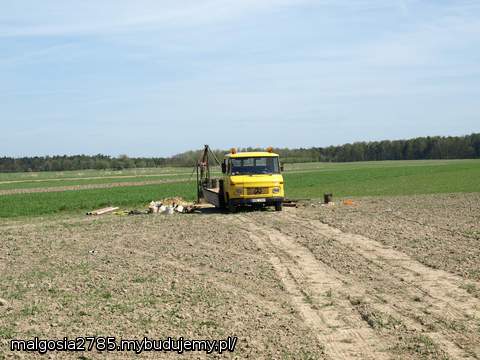 rozpoczynamy od wykopania studni, bo bez wody i wielbłąd padnie :)