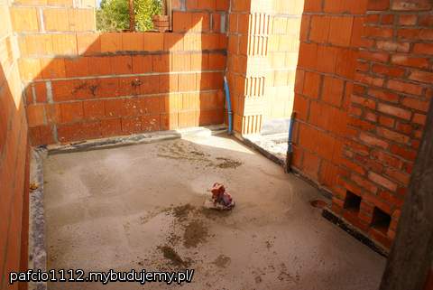 kotłownia, beton twardnieje, bo musi wytrzymać nacisk stempli pod stropem. Tak powiedzieli fachowcy