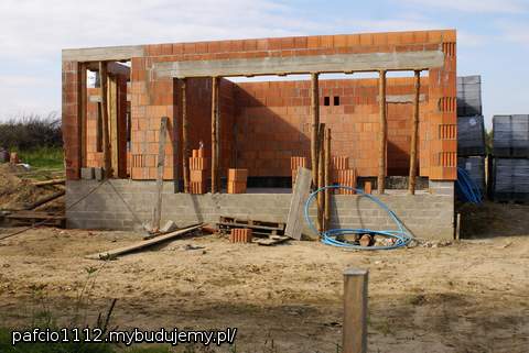 garaż bez dachu, z prawej pustaki teriva czekają na fachowca