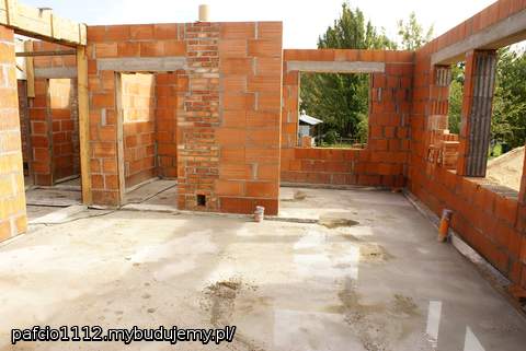 wejście z sieni do salonu, dziura w kominie do kominka i kuchnia