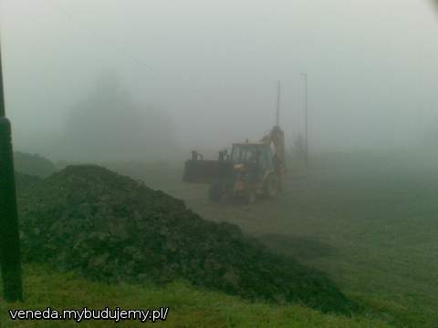 Niczym z horroru wyłonił się koparkowy z mgły :) Ale dał chłopak radę:)