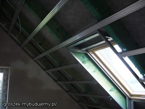 Stelaz juz ulozony. Zaraz bedzie welna mineralna.