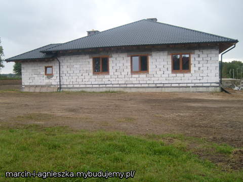 bok naszego domku i działeczka doprowadzona do lekkiego porządku