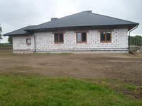 bok naszego domku i działeczka doprowadzona do lekkiego porządku