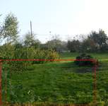 Surowa działeczka, mniej więcej w miejscu zaznaczonym na czerwono będzie kiedyś stał dom, na razie jest ściernisko ale będzie stało tam azalisko 4:)
Zaraz po wytyczeniu fundamentów przez geodetę biorę się za wyrównywanie terenu.