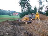 Kopanie półki pod piwnicę w niesprzyjających warunkach, dużo deszczu, błota, ale mąż i koparka dali radę :)