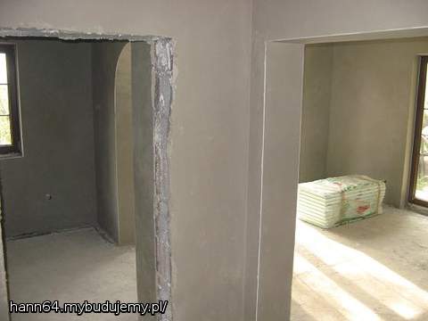 Widok ze schodów na kuchnię i salon