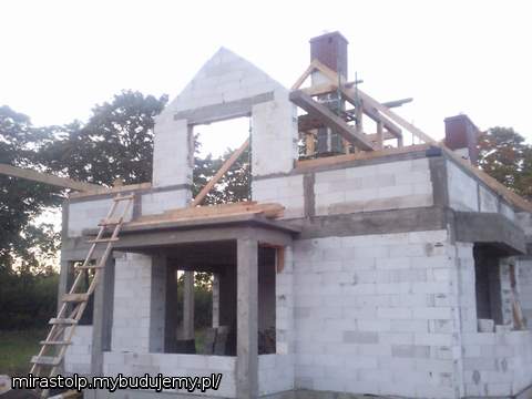 zaczynamy budowę dachu, wykończyliśmy kominy z klinkieru